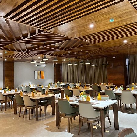Vits Satyajeet Karad Hotel Екстериор снимка