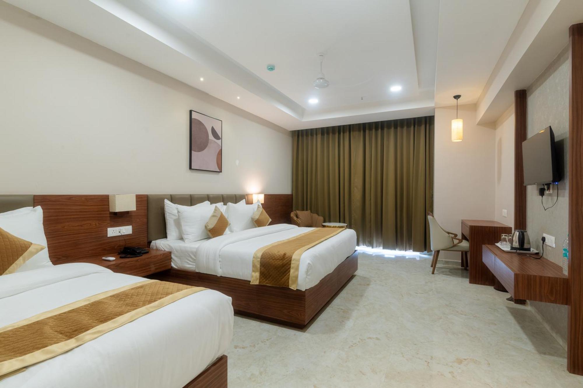 Vits Satyajeet Karad Hotel Екстериор снимка
