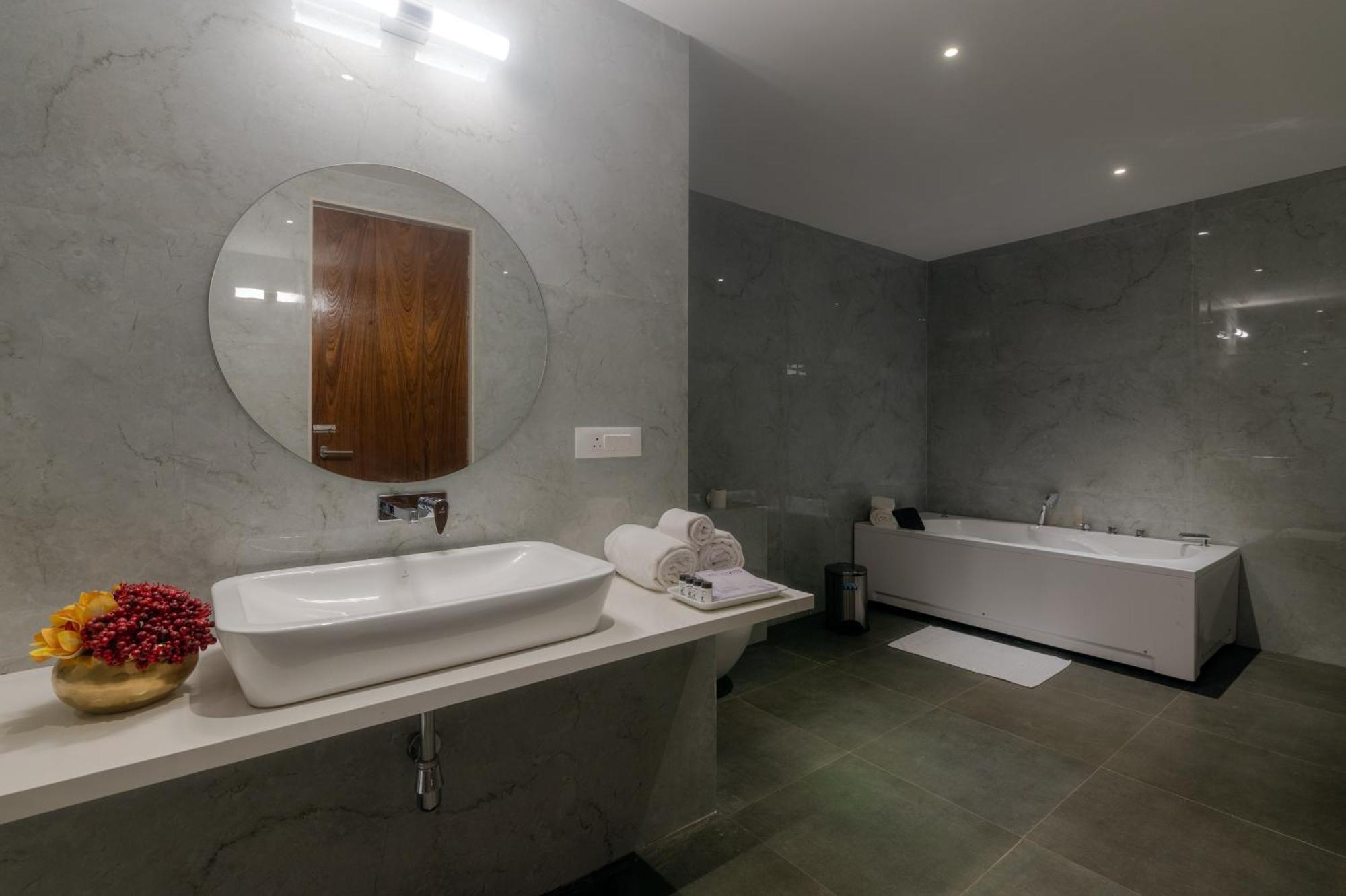 Vits Satyajeet Karad Hotel Екстериор снимка