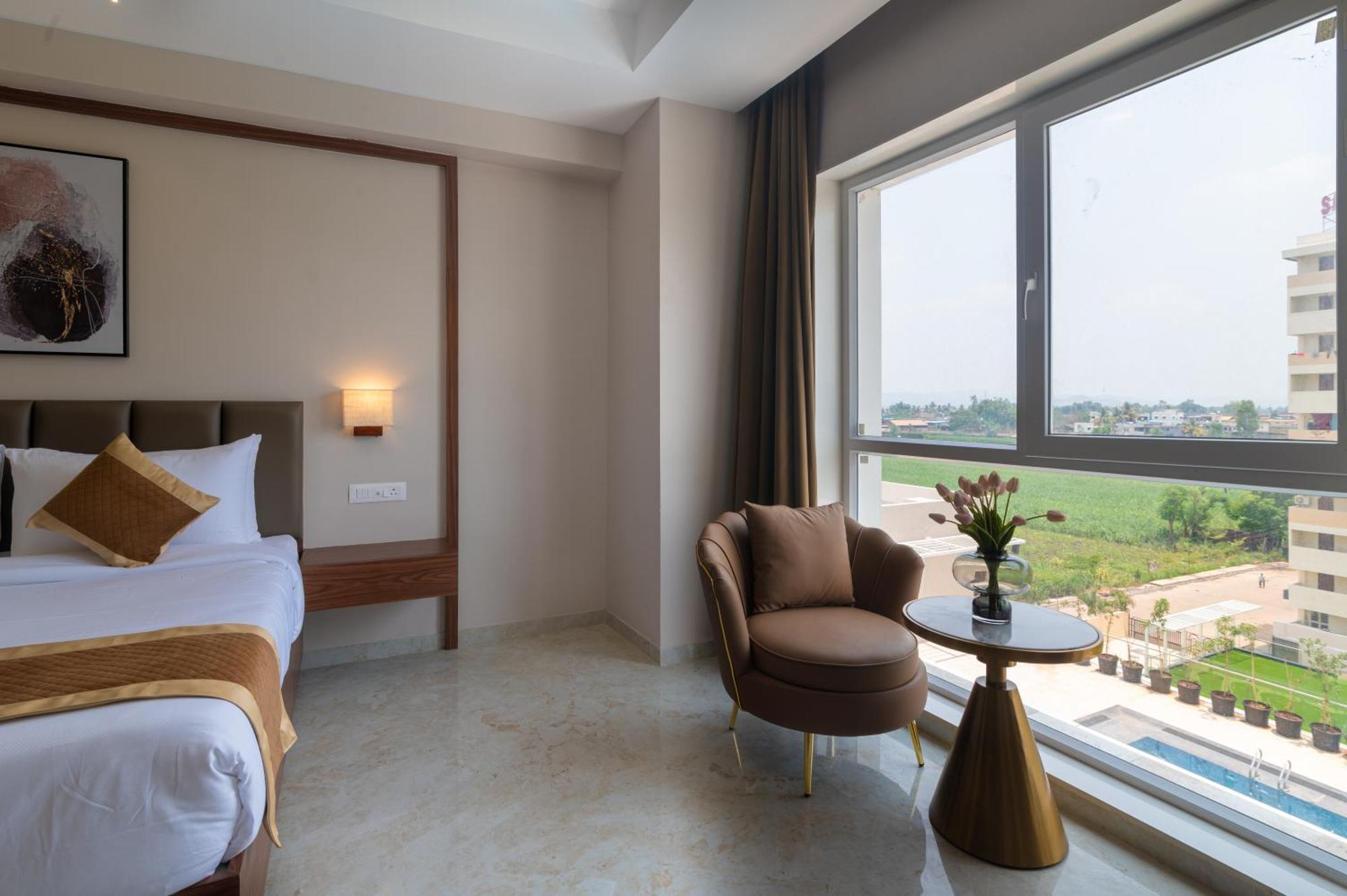 Vits Satyajeet Karad Hotel Екстериор снимка