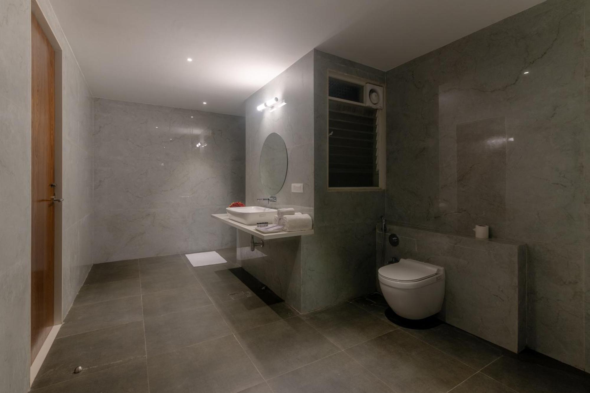 Vits Satyajeet Karad Hotel Екстериор снимка