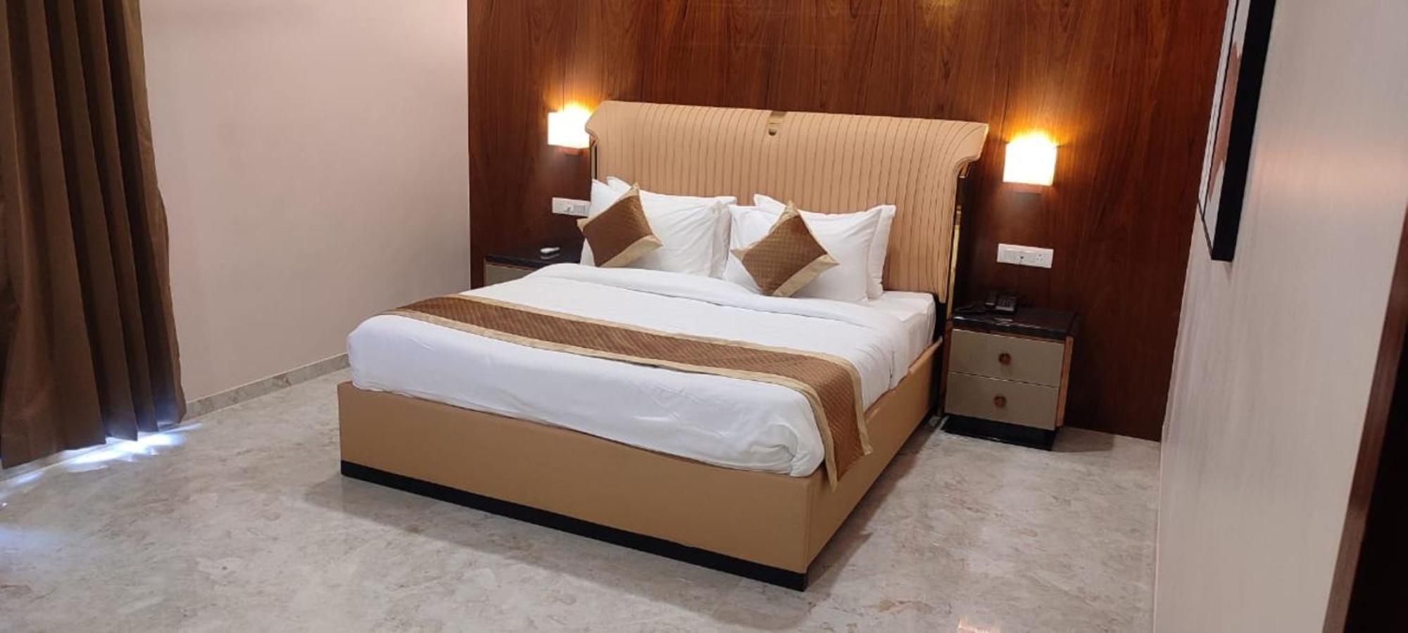 Vits Satyajeet Karad Hotel Екстериор снимка