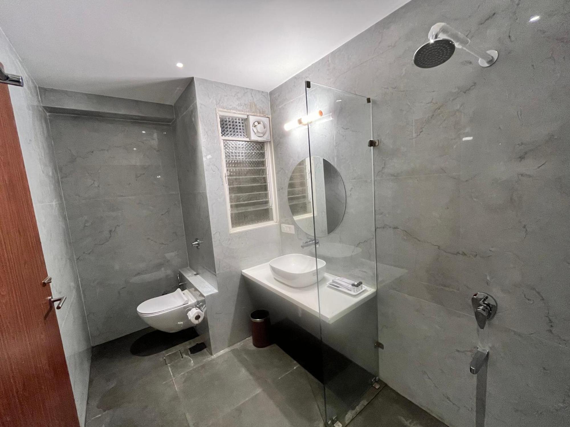 Vits Satyajeet Karad Hotel Екстериор снимка