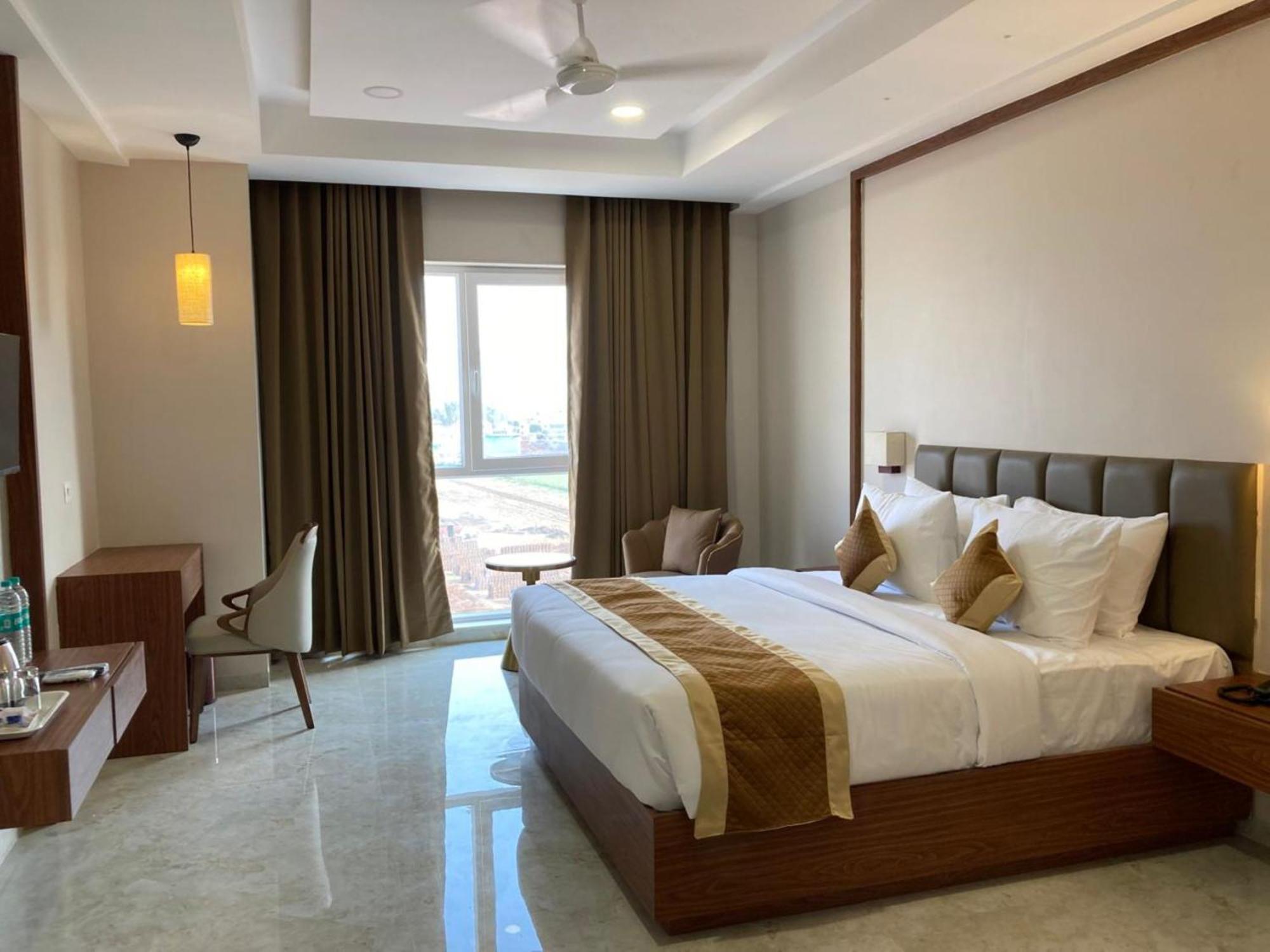 Vits Satyajeet Karad Hotel Екстериор снимка