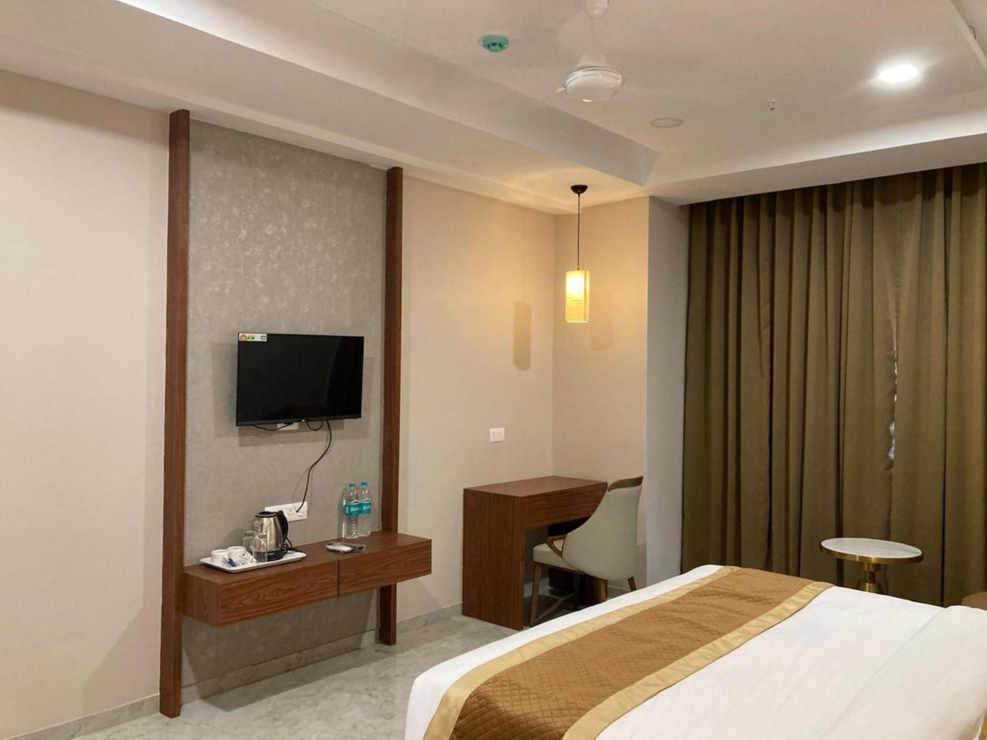 Vits Satyajeet Karad Hotel Екстериор снимка