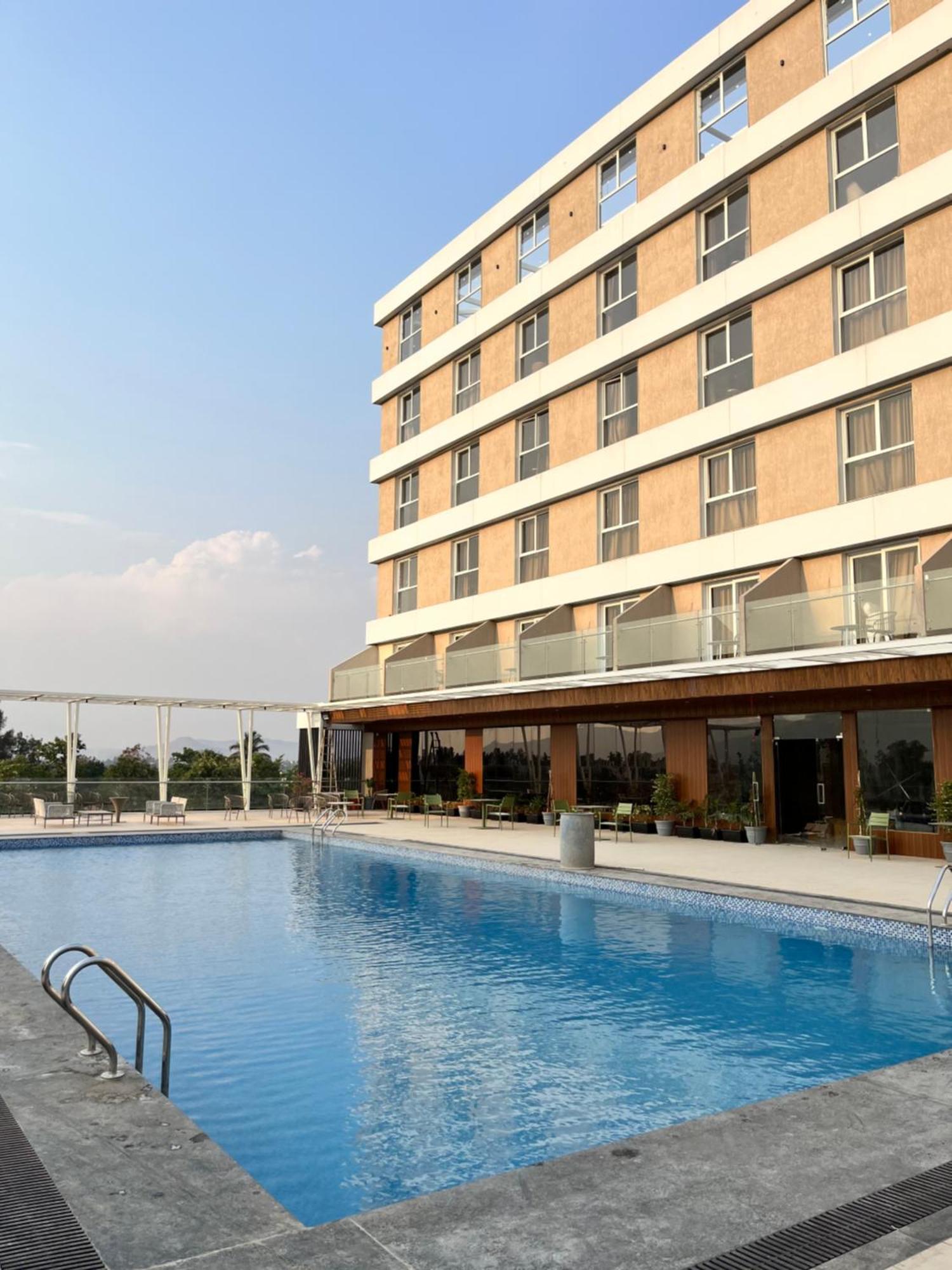 Vits Satyajeet Karad Hotel Екстериор снимка