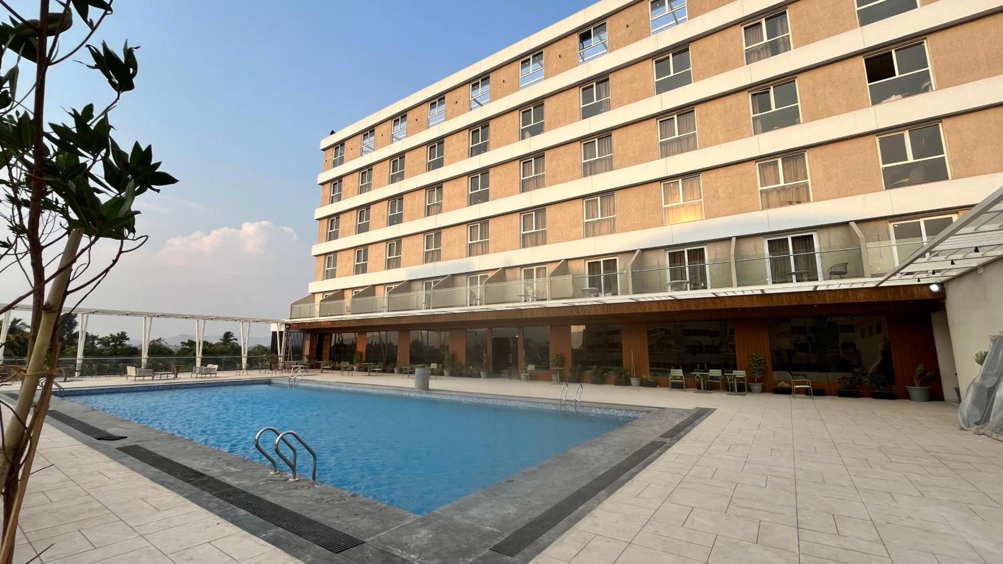 Vits Satyajeet Karad Hotel Екстериор снимка