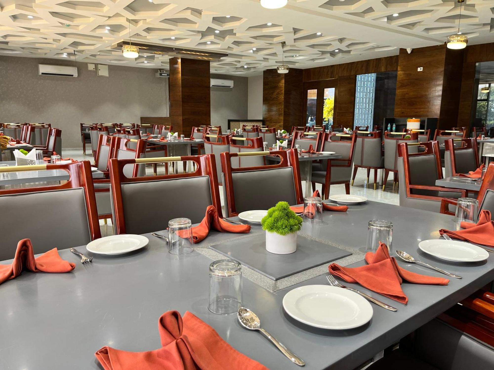Vits Satyajeet Karad Hotel Екстериор снимка