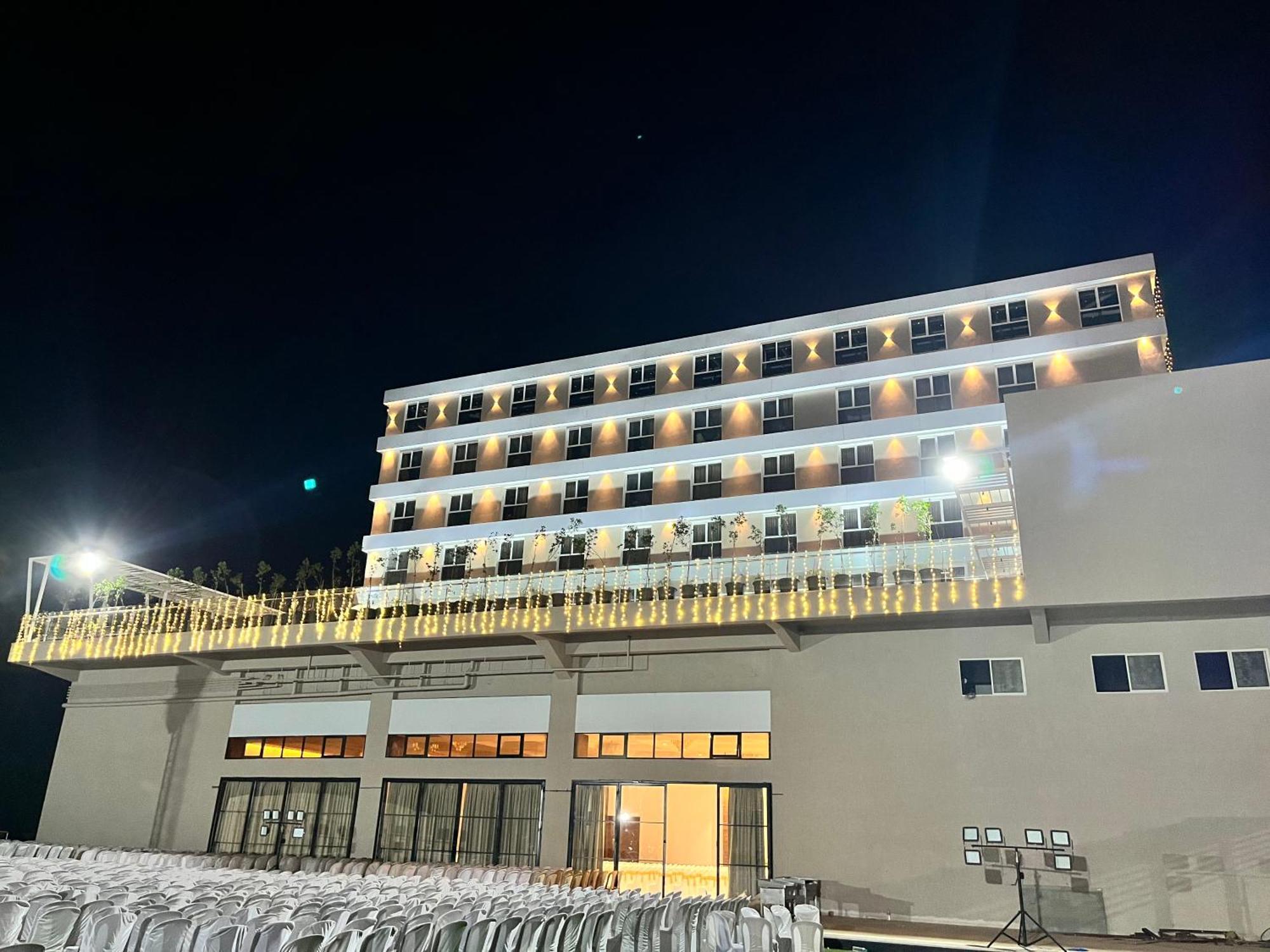Vits Satyajeet Karad Hotel Екстериор снимка