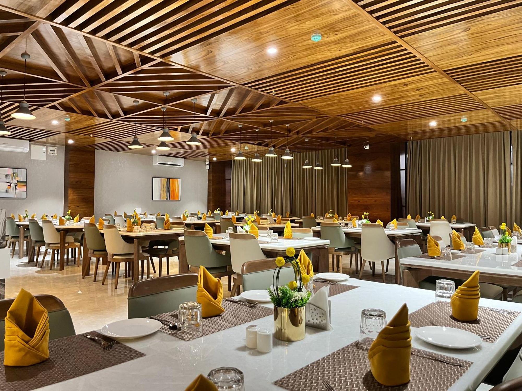 Vits Satyajeet Karad Hotel Екстериор снимка