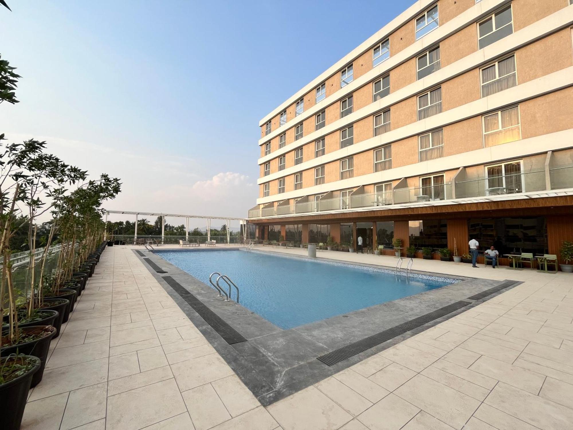 Vits Satyajeet Karad Hotel Екстериор снимка
