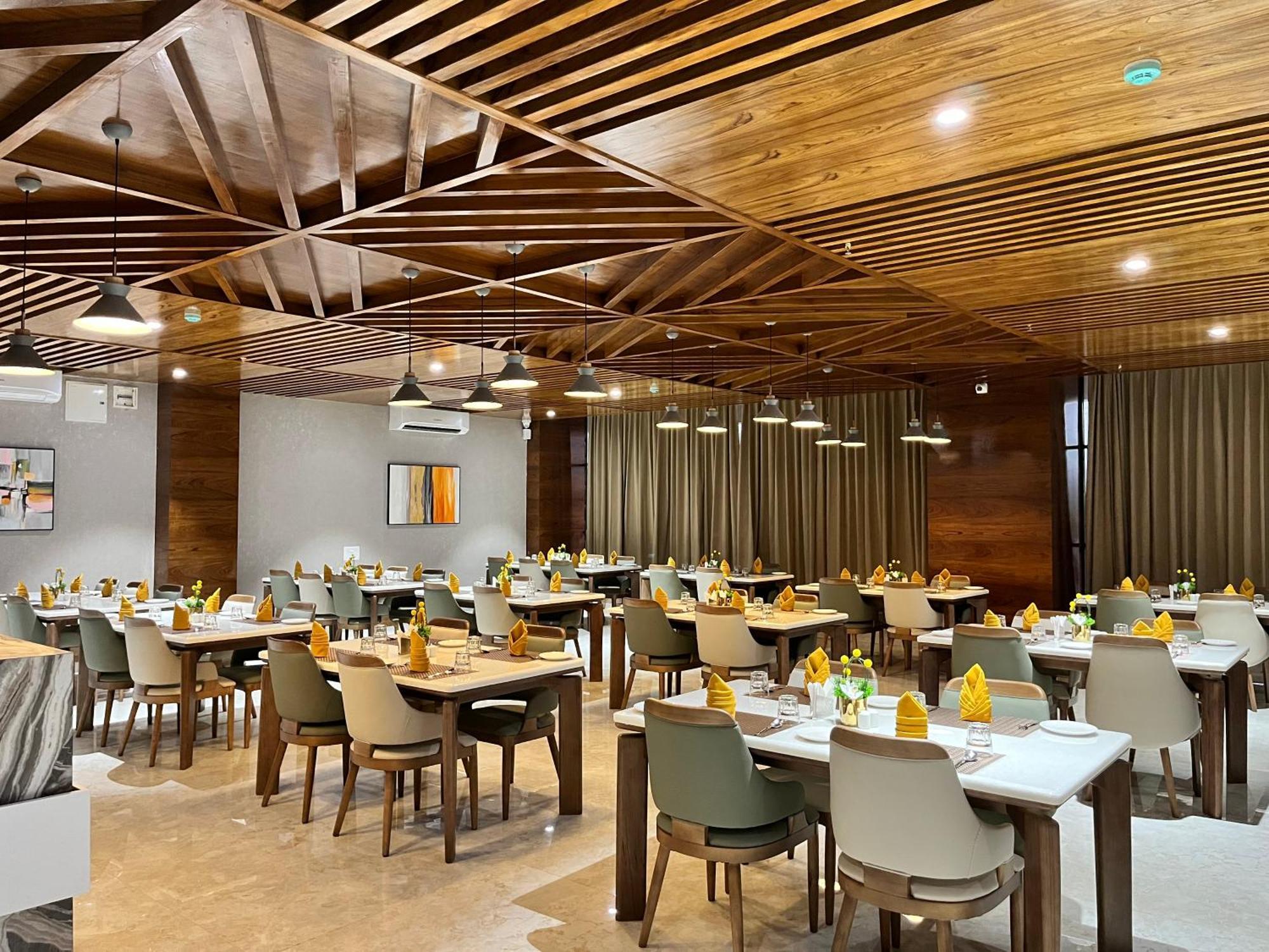 Vits Satyajeet Karad Hotel Екстериор снимка
