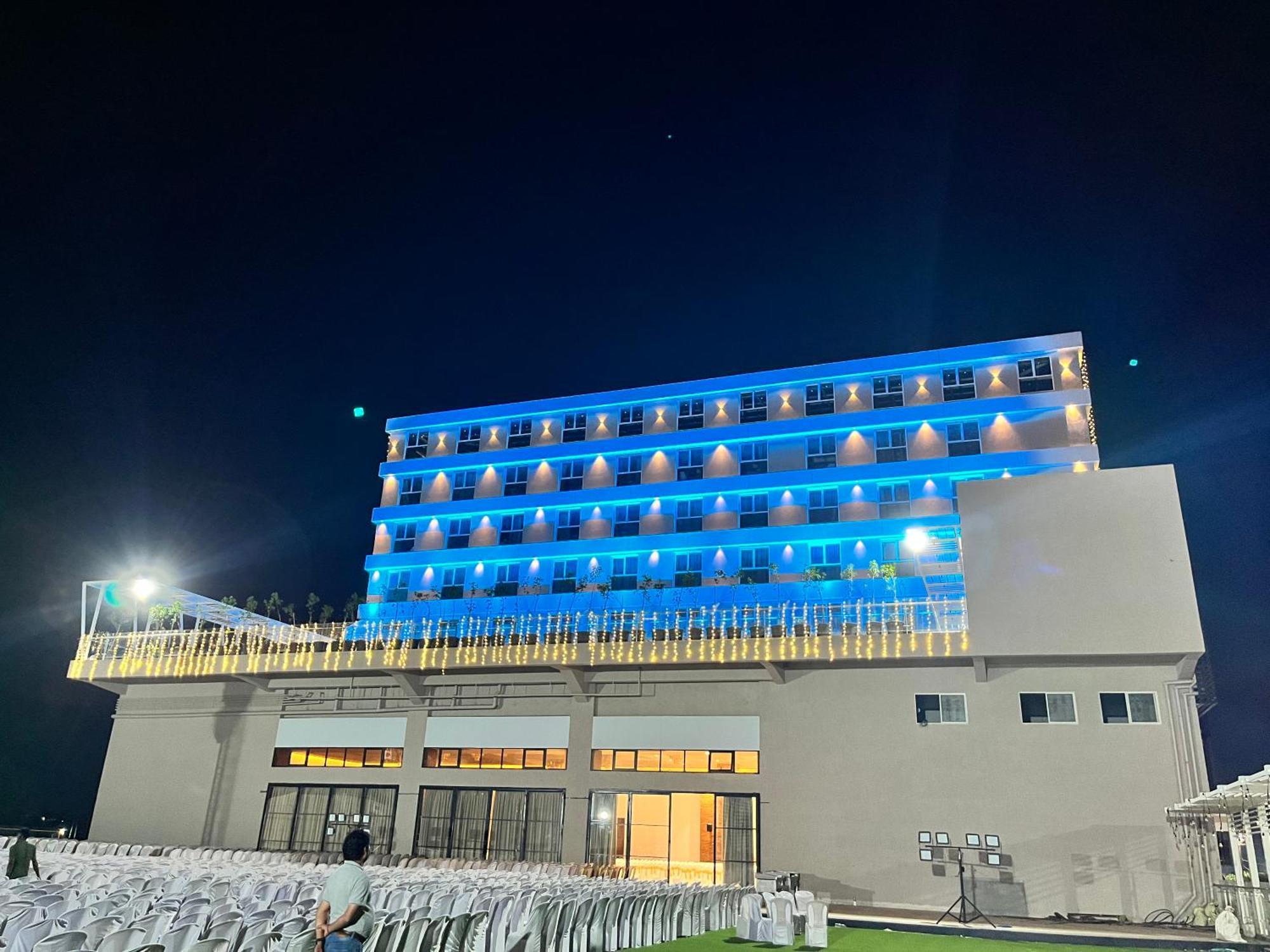 Vits Satyajeet Karad Hotel Екстериор снимка