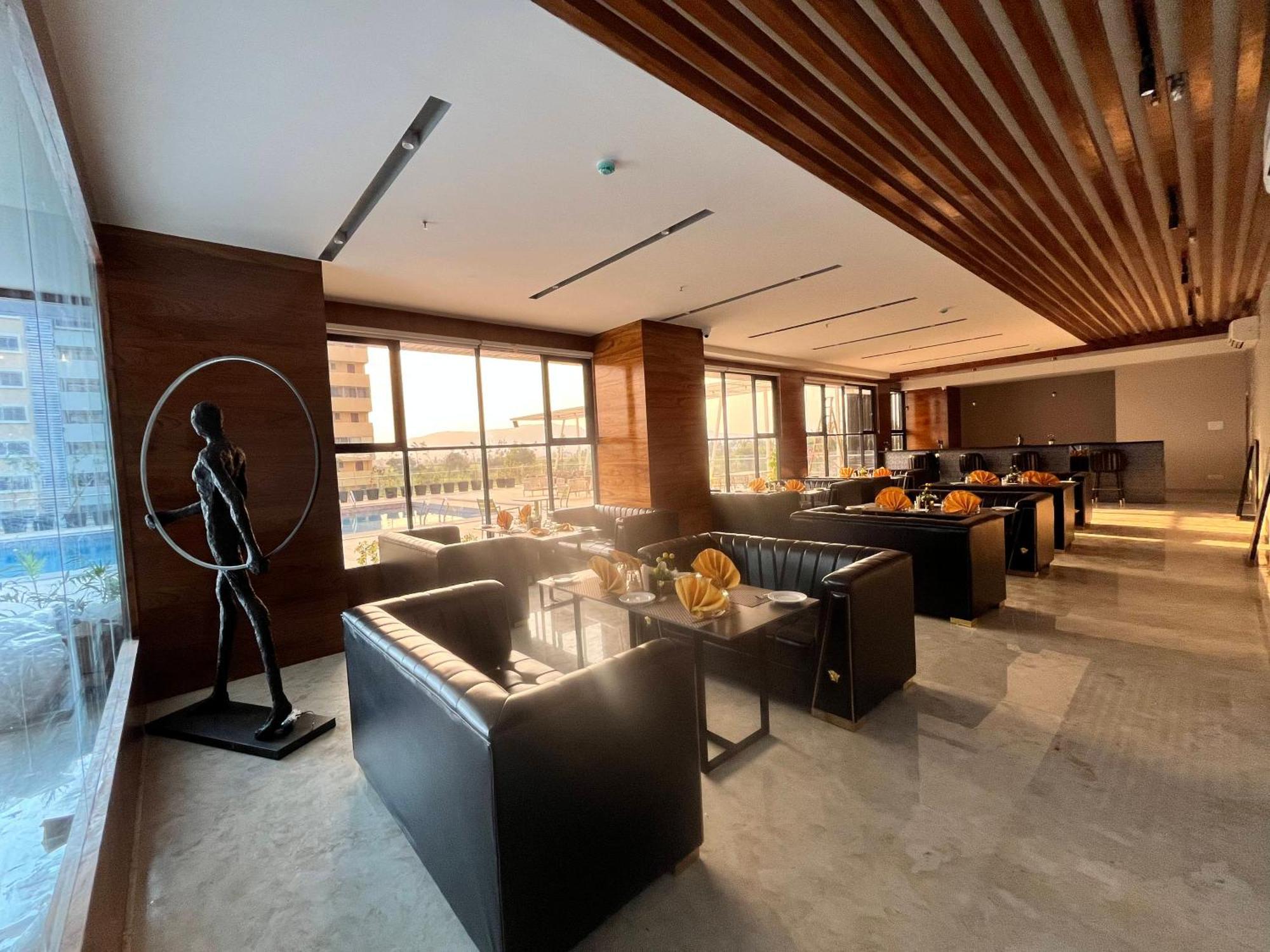 Vits Satyajeet Karad Hotel Екстериор снимка